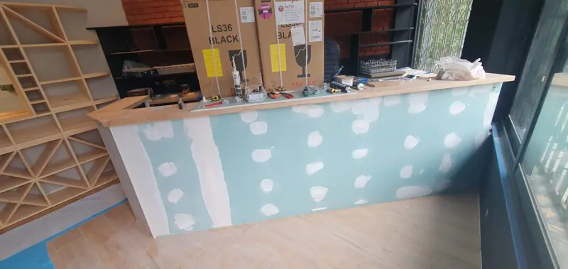 Casiers en bois sur mesure réalisés pour le bar
