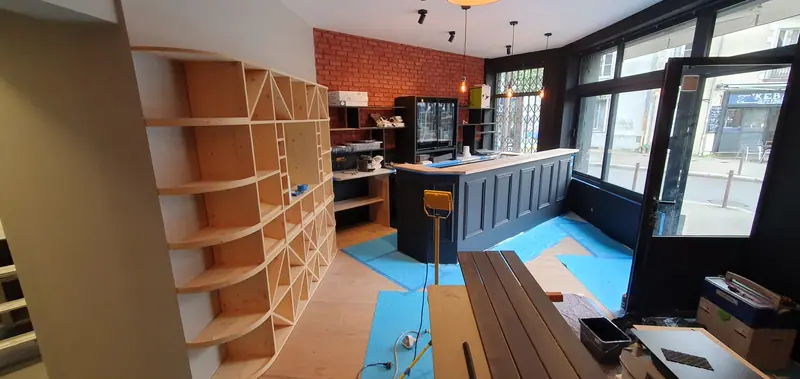 Étagères sur mesure et comptoir en cours de finition