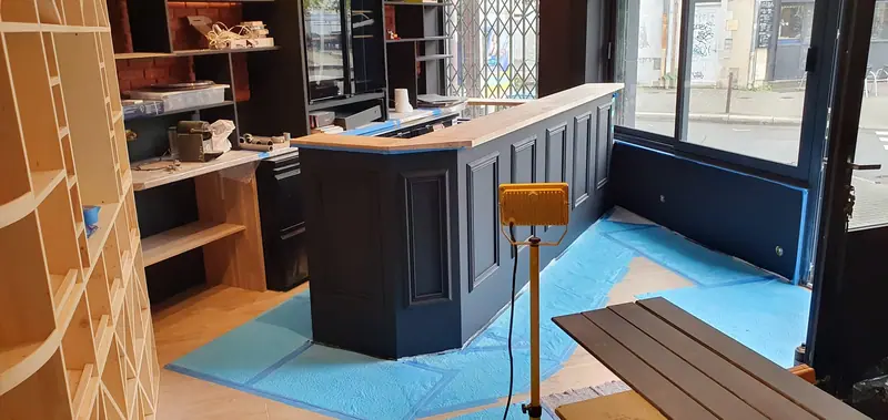 Comptoir de bar aux façades sombres en cours d’assemblage