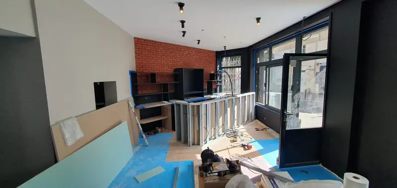 Montage du comptoir de bar en cours, protections au sol