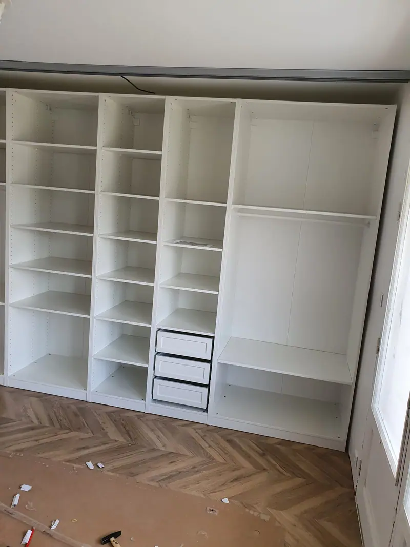 Dressing ouvert avec étagères et tiroirs, sur parquet chevron