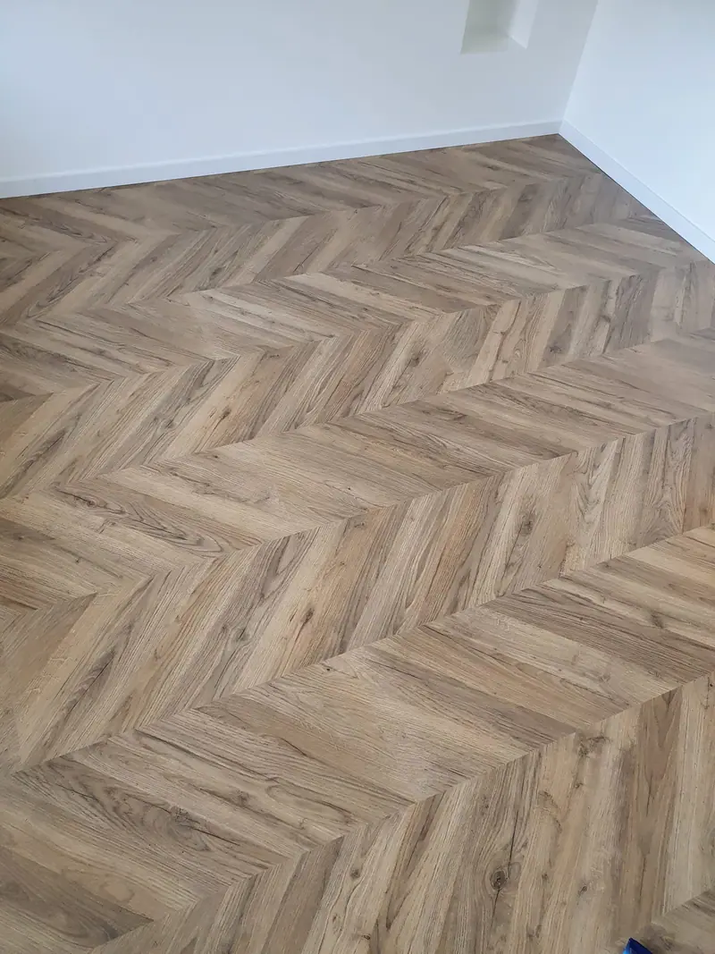 Parquet posé en chevron dans une pièce fraîchement rénovée