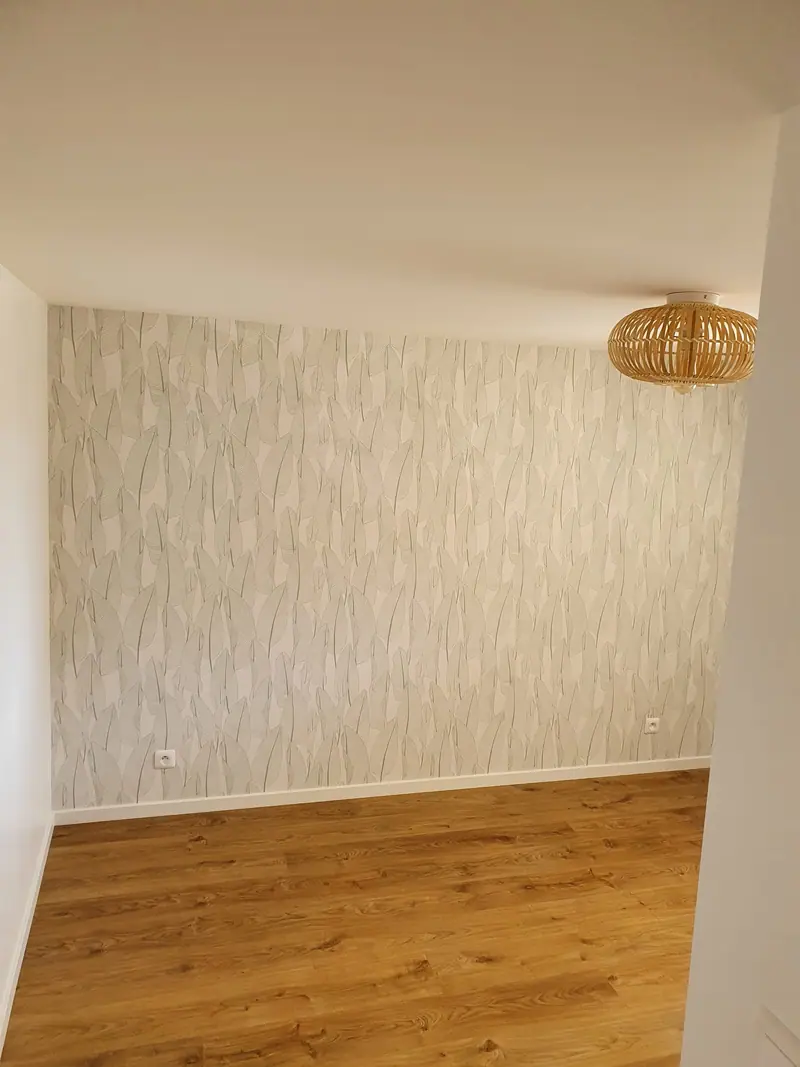 Pièce habillée d’une toile murale et d’un sol stratifié