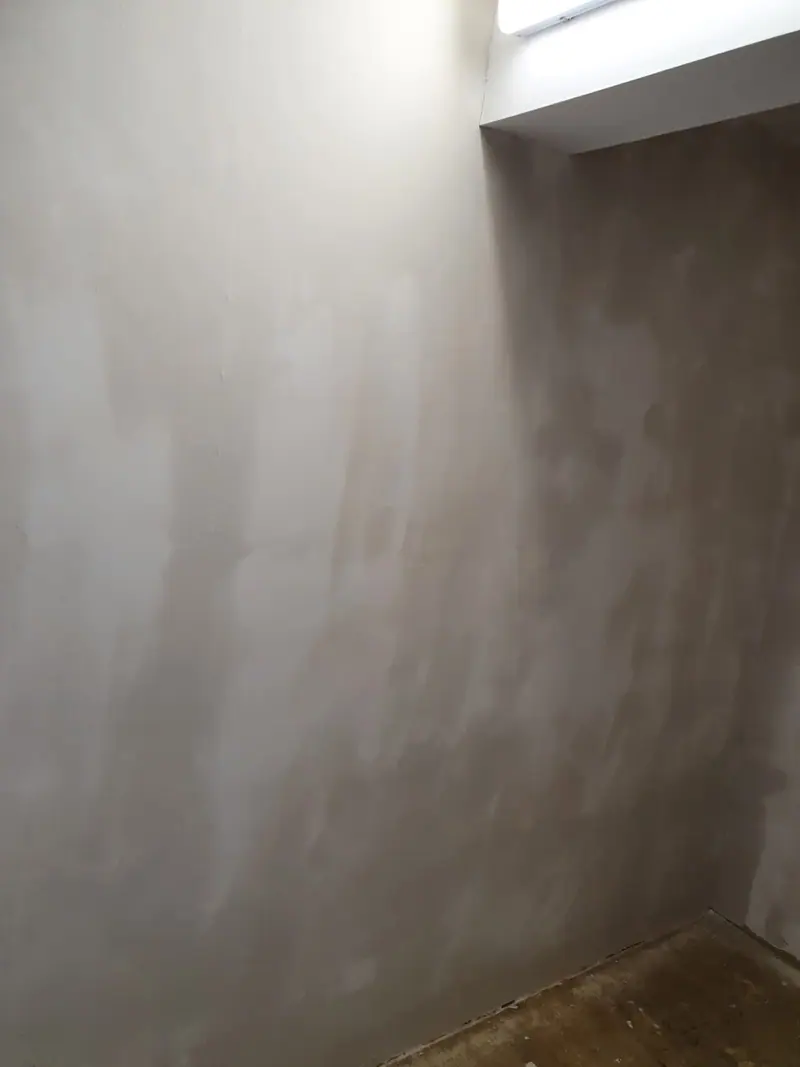 Mur ratissé et poncé, prêt à recevoir la peinture