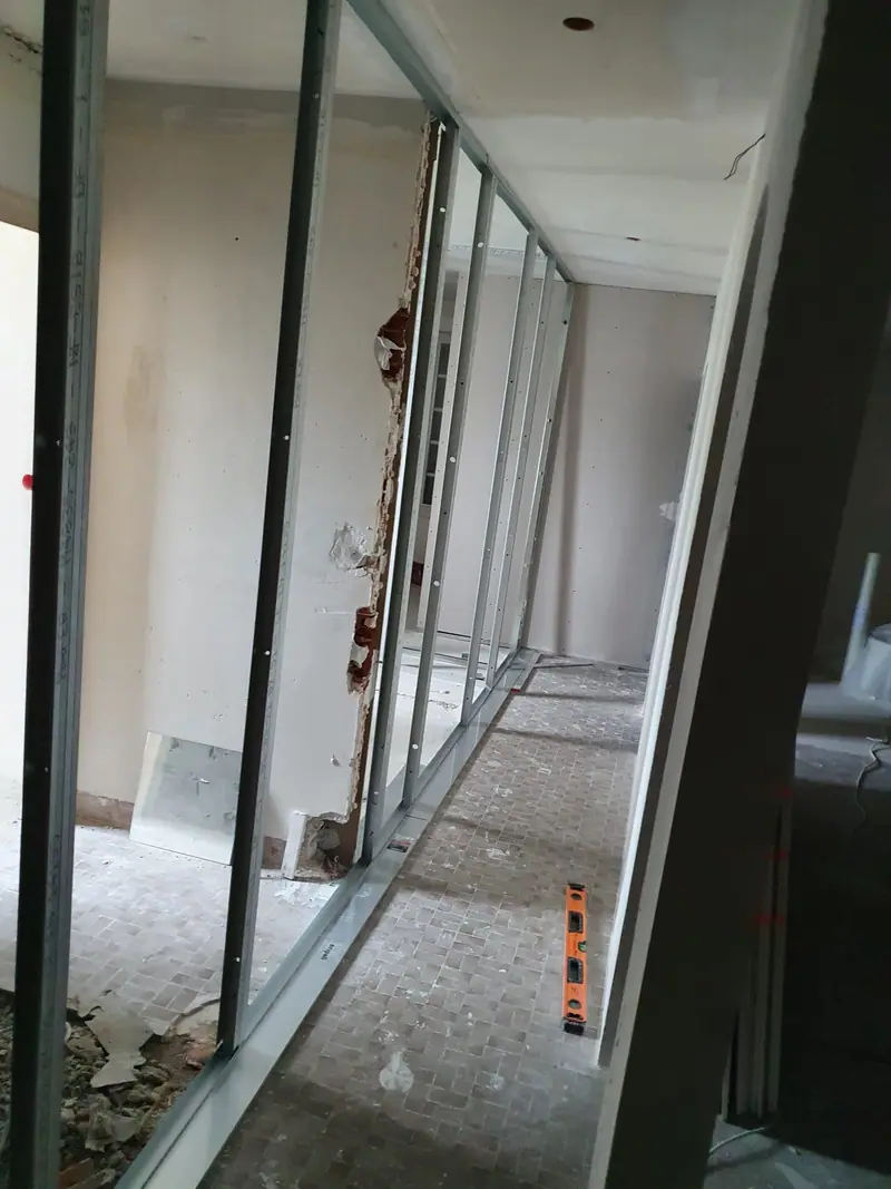 Ossature métallique délimitant un couloir de bureaux