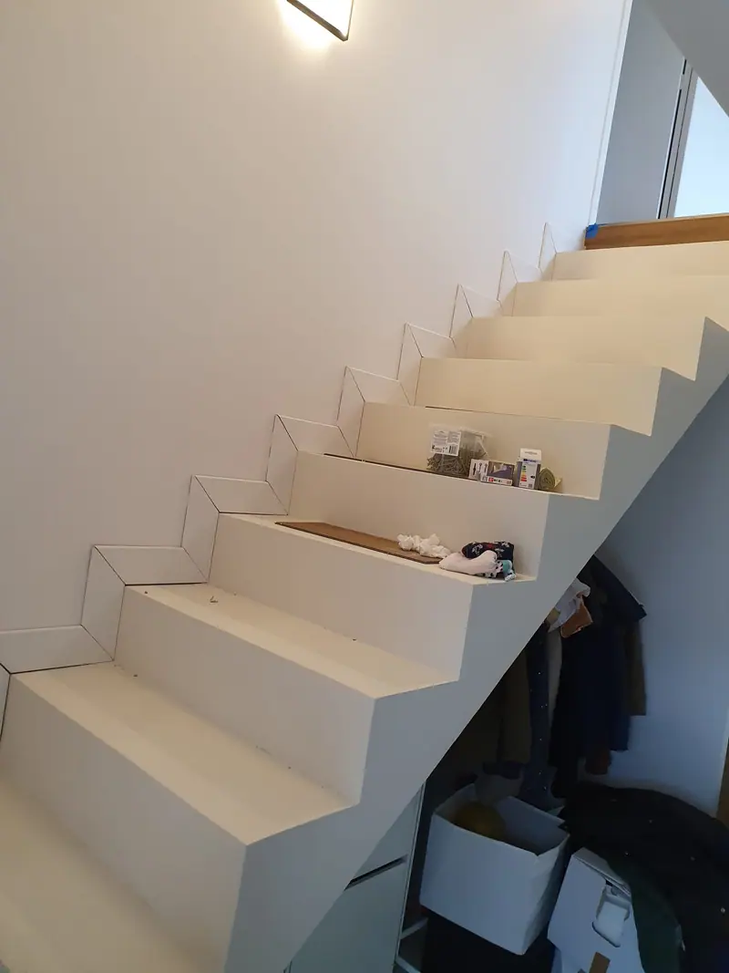 Escalier habillé en plaques de plâtre avec rangement aménagé en dessous