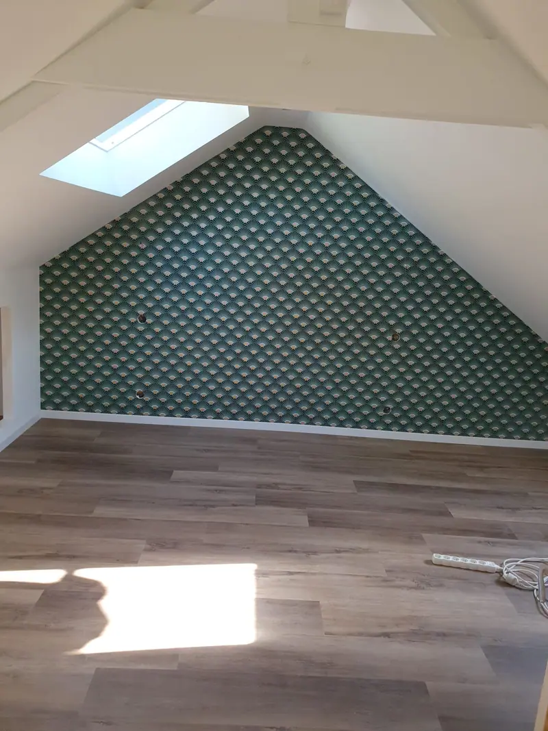 Mur sous pente habillé d’un papier peint graphique vert