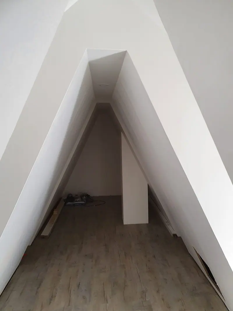 Rangement aménagé sous une pente habillée en plaques de plâtre