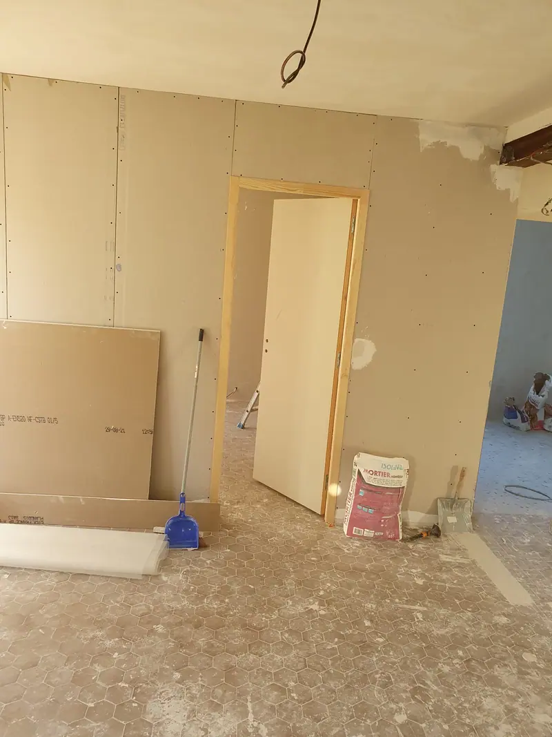 Cloison en plaques de plâtre avec huisserie bois posée