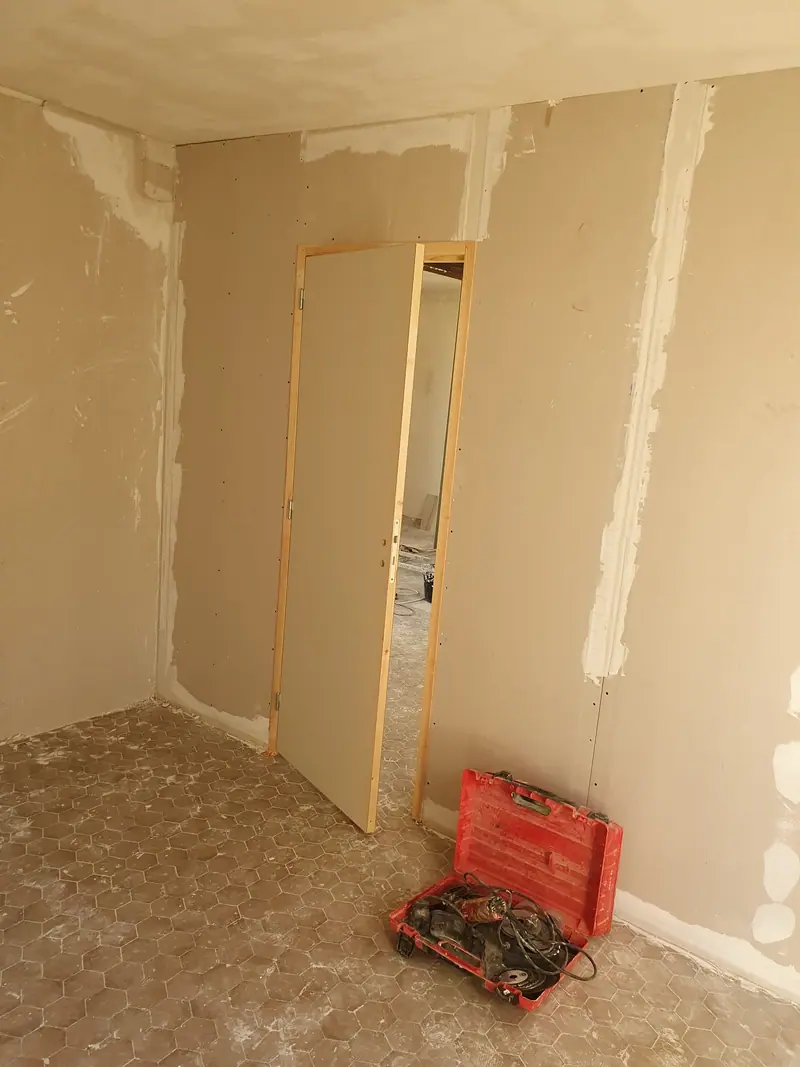 Doublage de mur en plaques de plâtre autour d’une huisserie