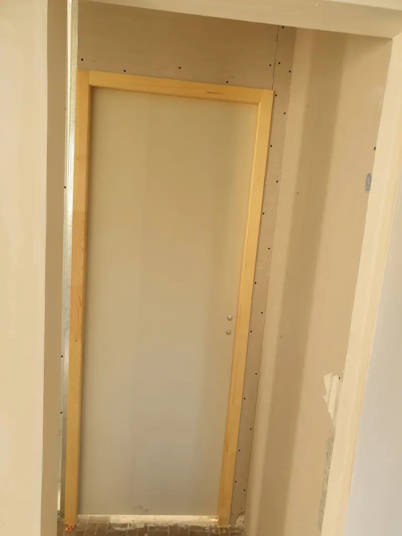 Huisserie bois posée dans un tableau habillé de plaques de plâtre