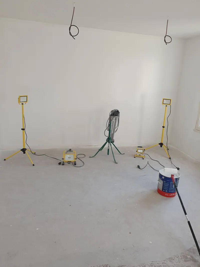 Pièce entièrement cloisonnée, avant la phase d’enduits