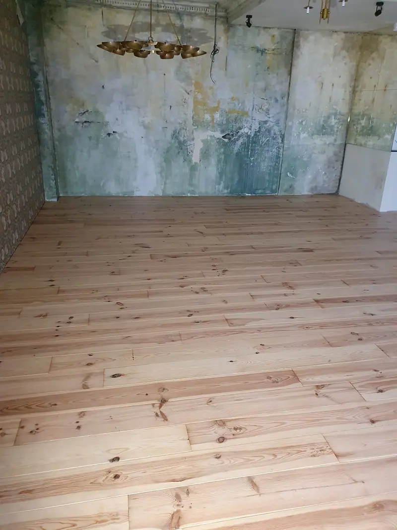Contraste entre le plancher neuf et la patine des murs conservés