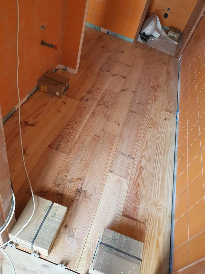 Découpe des lames de plancher au droit d’un seuil