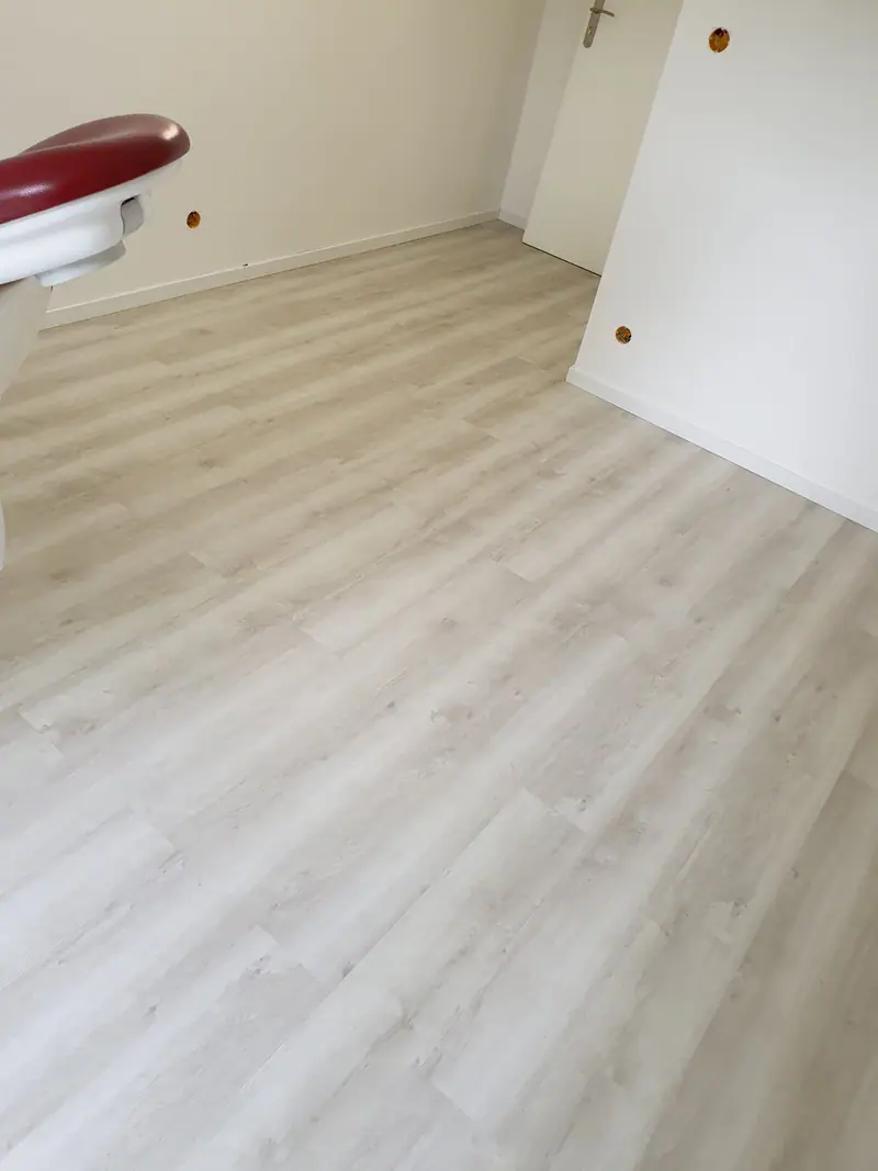 Sol souple terminé avec finition en pied de cloison