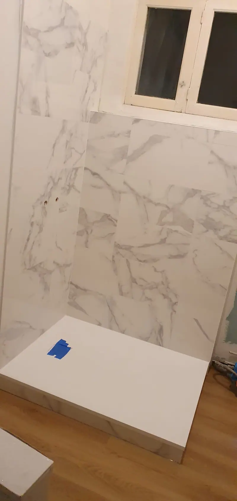 Douche à l'italienne habillée d'une faïence effet marbre