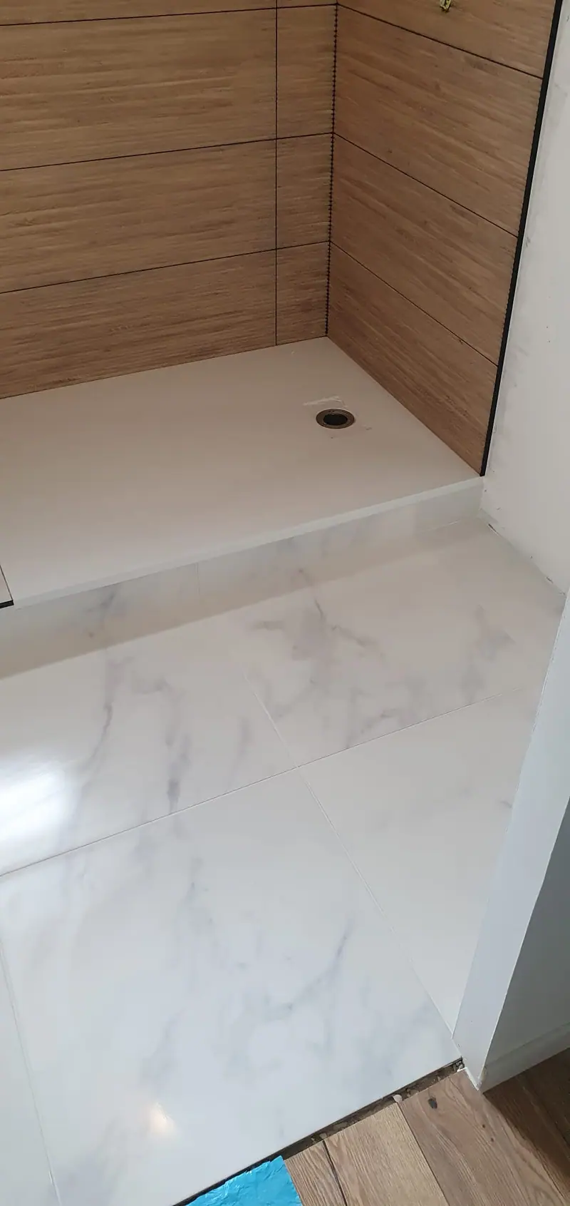 Douche à l'italienne ouverte sur un sol effet marbre