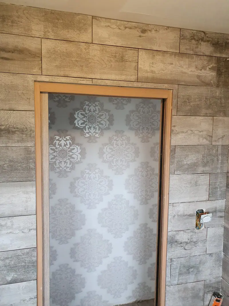 Encadrement de porte habillé de faïence effet bois