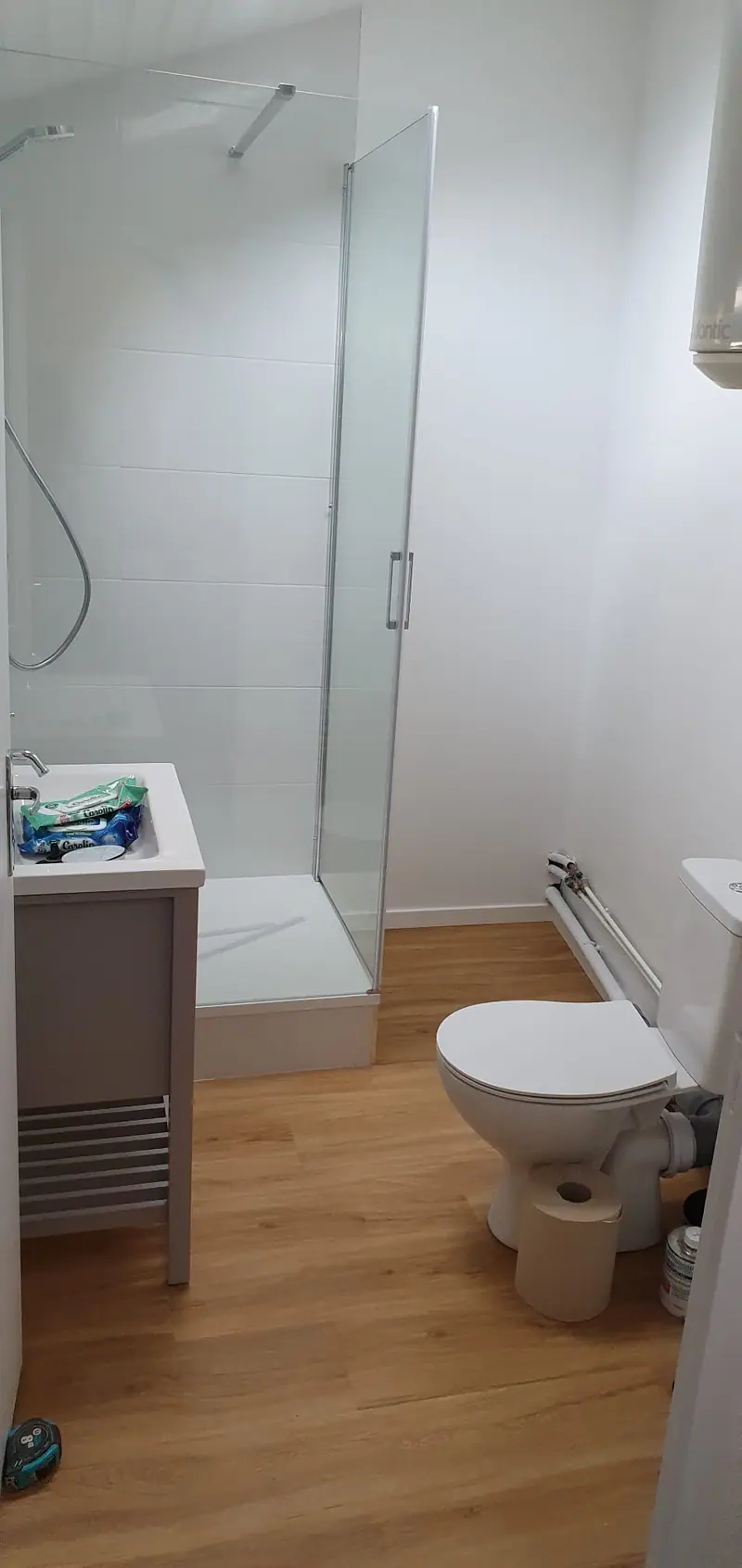 Salle de bain complète avec douche, WC et meuble vasque