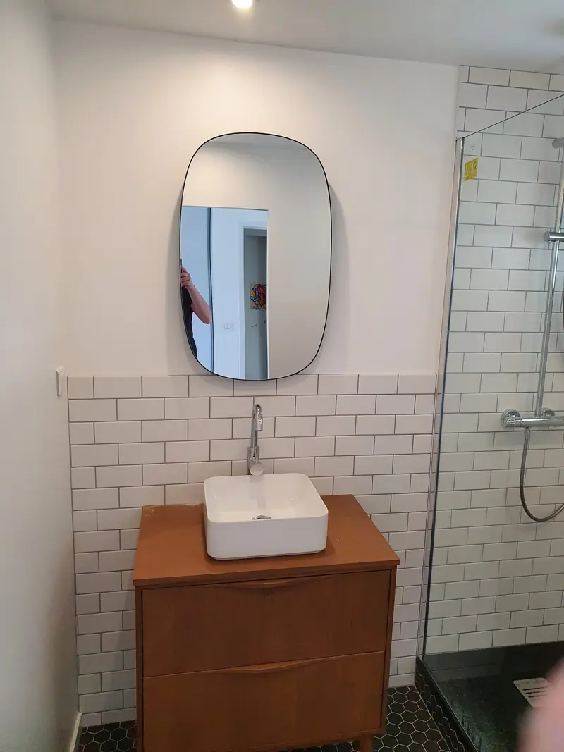 Salle d'eau avec vasque sur meuble bois, faïence métro et sol en carreaux de ciment