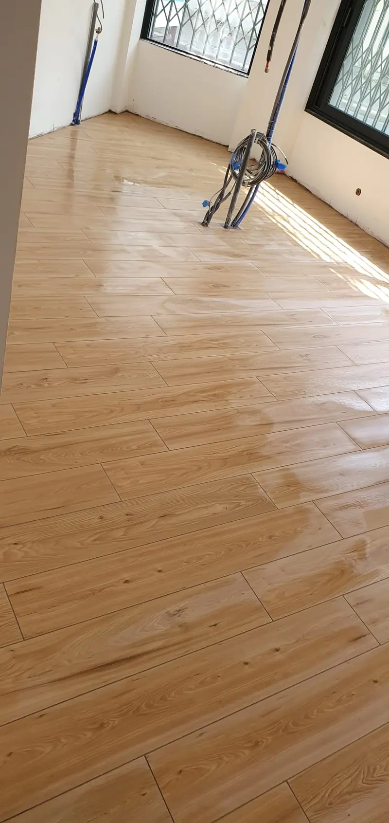 Carrelage effet bois en grandes lames posé dans une pièce de vie